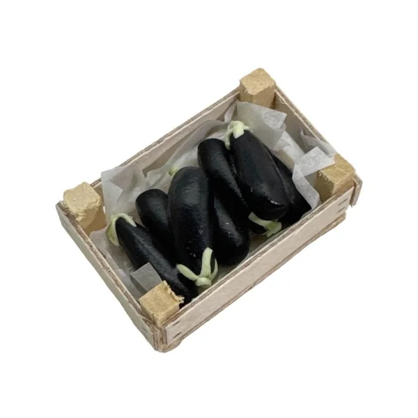 Aubergines dans une cagette bois