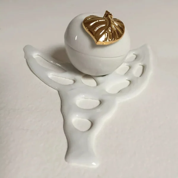 Boite à Bijoux Pomme en porcelaine sur décor floral