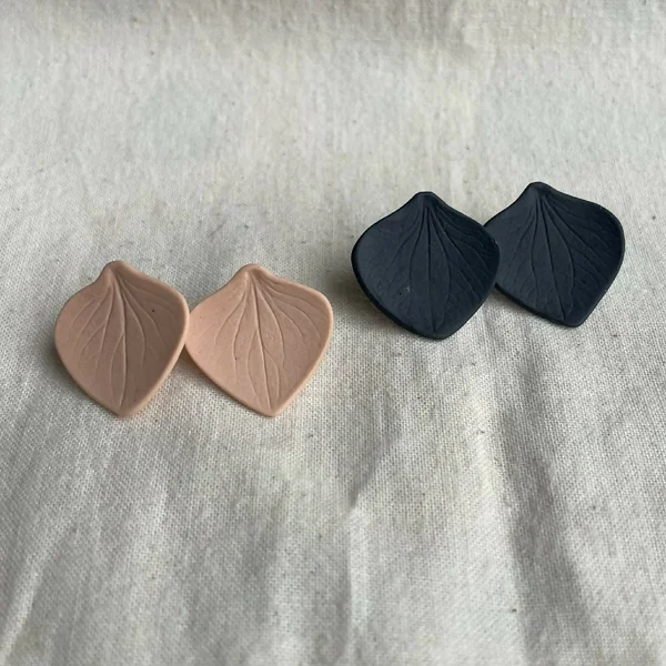 Clous d'oreille en porcelaine colorée