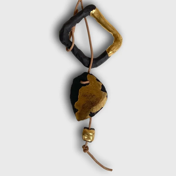 Collier carré d'or en porcelaine noire