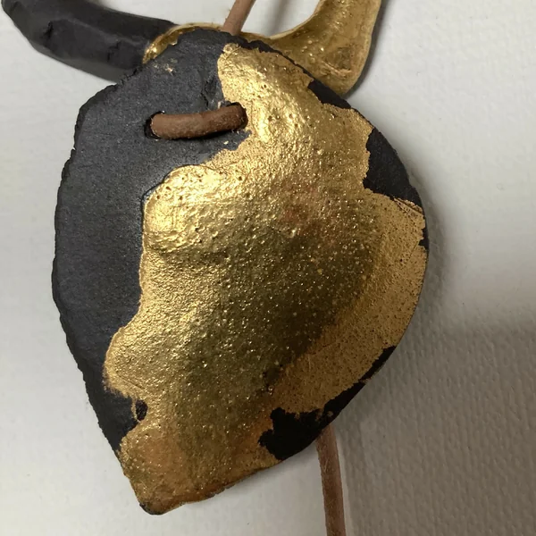 Collier carré d'or en porcelaine noire