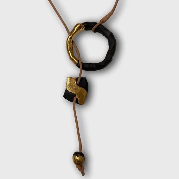 Collier cercle d'or en porcelaine noire