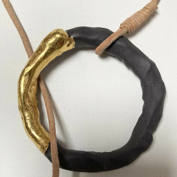 Collier cercle d'or en porcelaine noire
