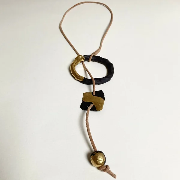 Collier cercle d'or en porcelaine noire