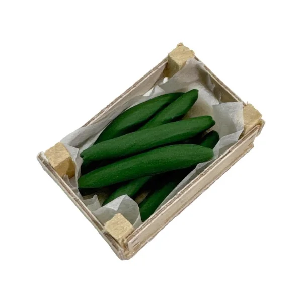 Concombres dans une cagette bois