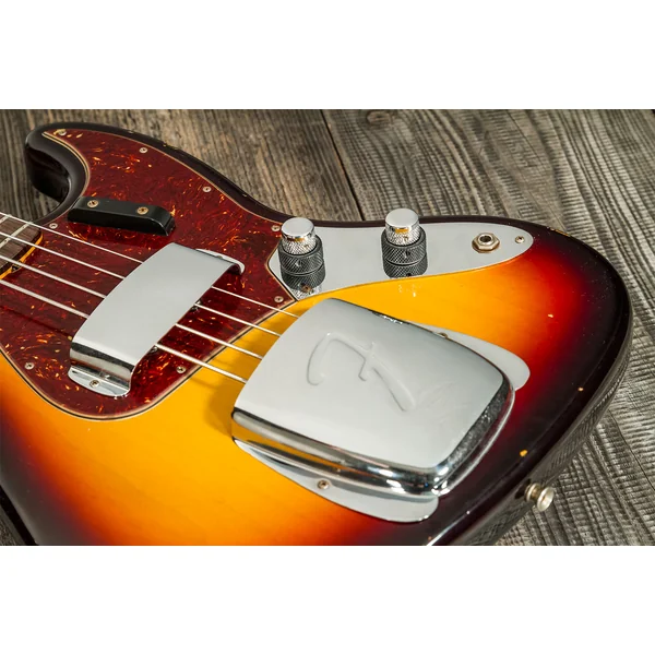 Custom Shop 1962 Jazz Bass #CZ569015 - relic 3-color sunburst