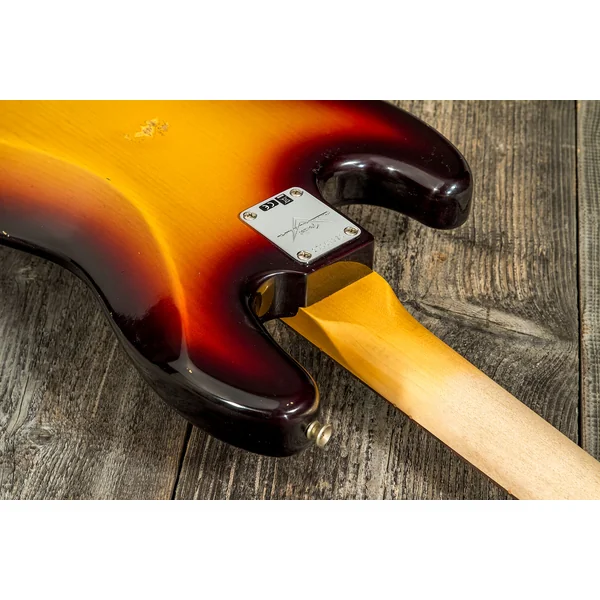 Custom Shop 1962 Jazz Bass #CZ569015 - relic 3-color sunburst