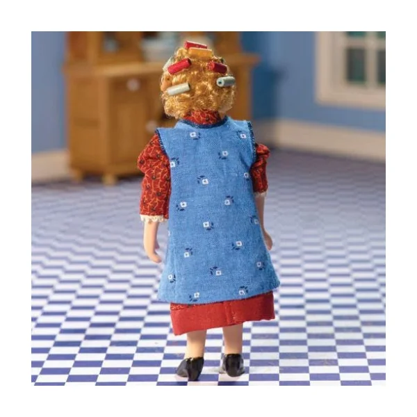 Grand-mère miniature avec des bigoudis