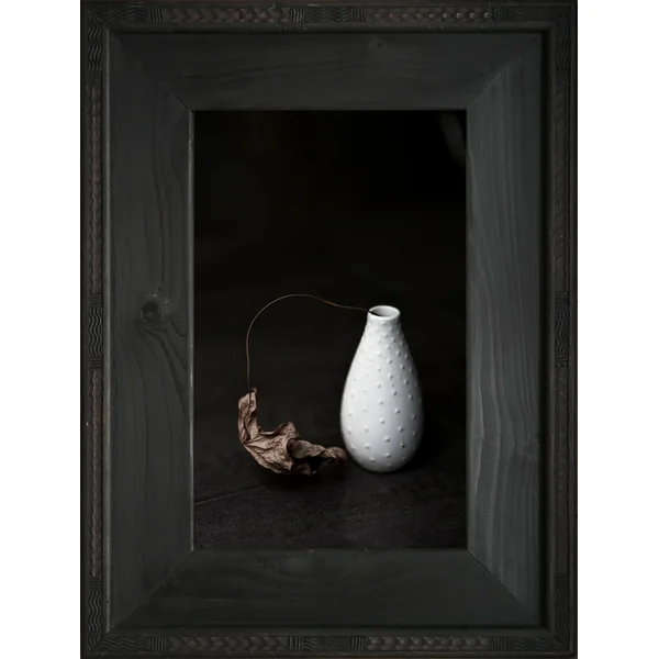 Nature morte - Feuille morte dans vase blanc
