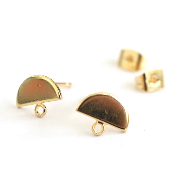 Paire de puces d'oreilles avec plateau demi-cercle - dorée à l'or fin 18K