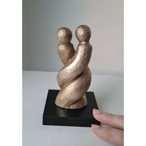 Sculpture couple en argile Etreinte II