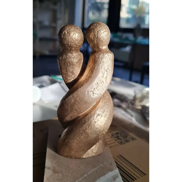 Sculpture couple en argile Etreinte II