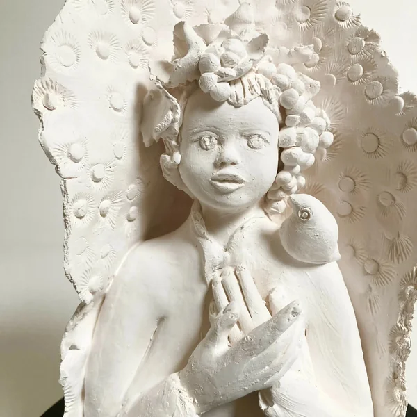 Sculpture Dame à l'oiseau 2