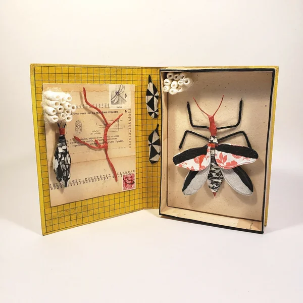 Sculpture - Le livre jaune et son insecte