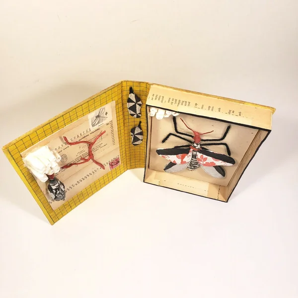 Sculpture - Le livre jaune et son insecte