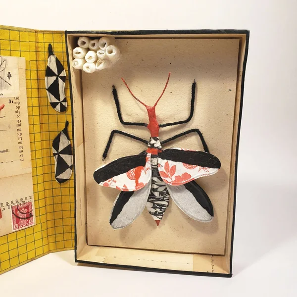 Sculpture - Le livre jaune et son insecte