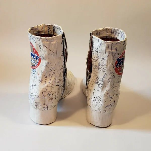 Sculpture - Les boots zippées blanches