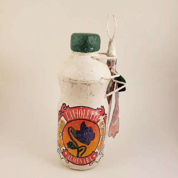Sculpture - Posé sur une bouteille