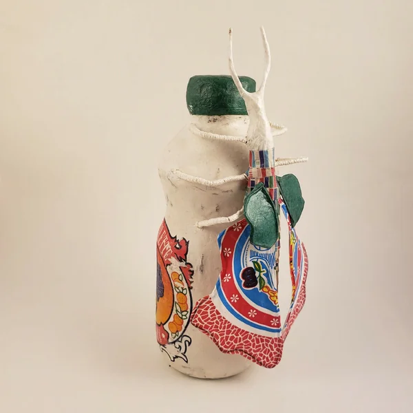 Sculpture - Posé sur une bouteille