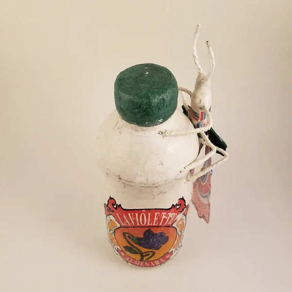 Sculpture - Posé sur une bouteille
