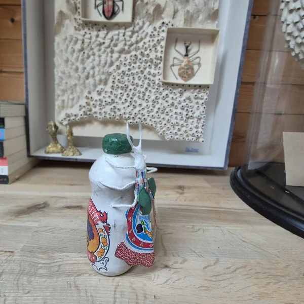 Sculpture - Posé sur une bouteille