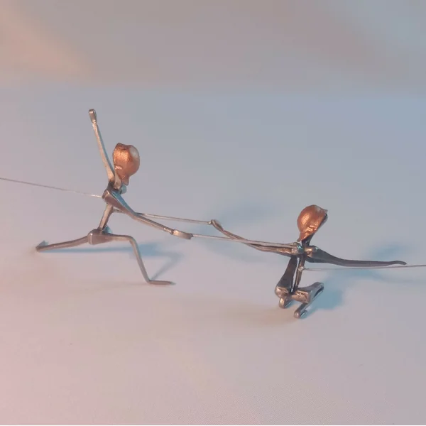 Statuette d'Escrimeuses en Posture Acrobatique. Réalisée en acier à la main