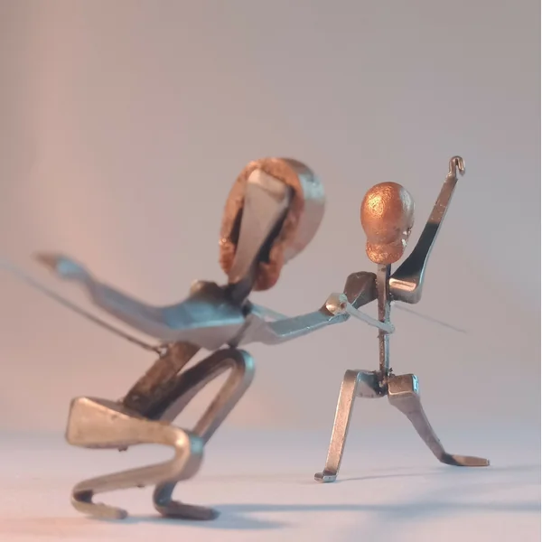 Statuette d'Escrimeuses en Posture Acrobatique. Réalisée en acier à la main