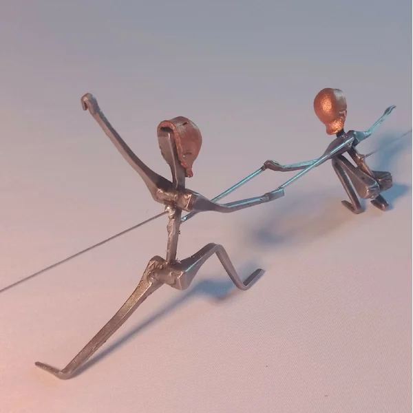 Statuette d'Escrimeuses en Posture Acrobatique. Réalisée en acier à la main