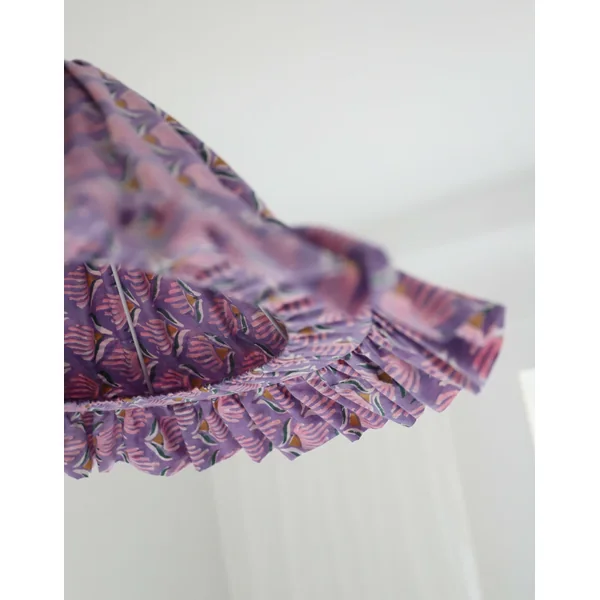 Suspension conique Emilia « Purple Shell Flowers », luminaire artisanal