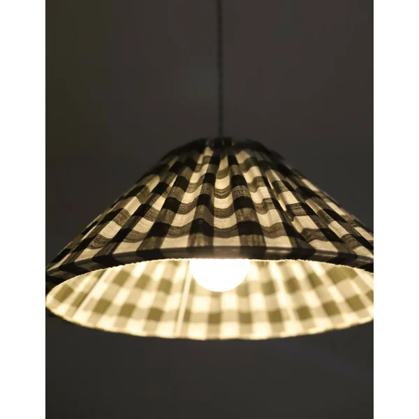 Suspension conique Malala vert kaki : abat-jour maxi vichy pour un intérieur chaleureux