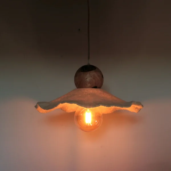 Suspension EQUILI en laine feutrée et bois artisanal