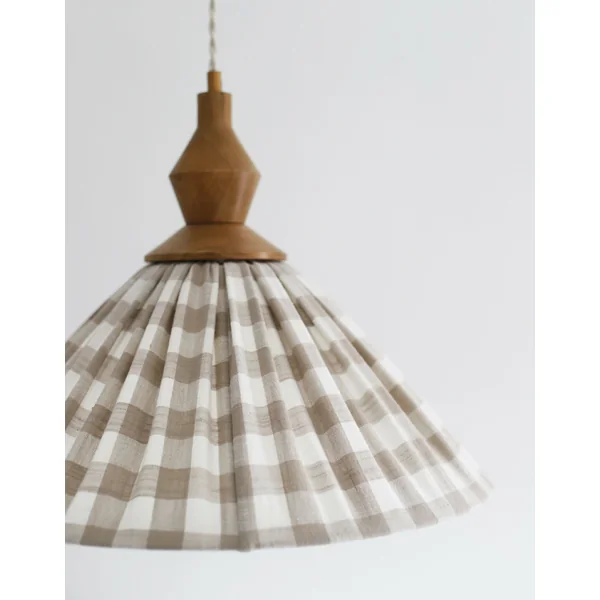 Suspension plissée Olga en toile de coton à grands carreaux beige & bijou noyer