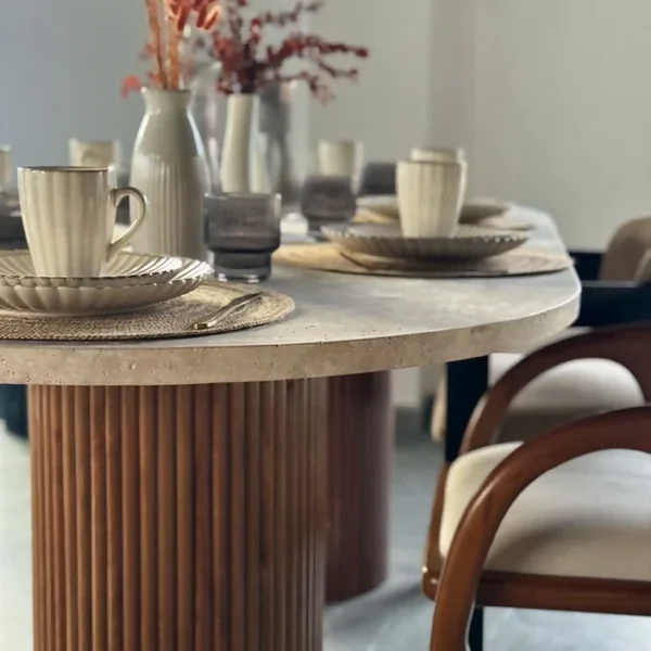Table en travertin et pieds en bois de hêtre
