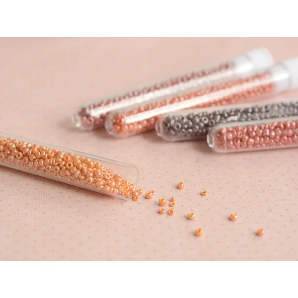 Tube de 350 perles de rocailles opaques nacrées - orange clair