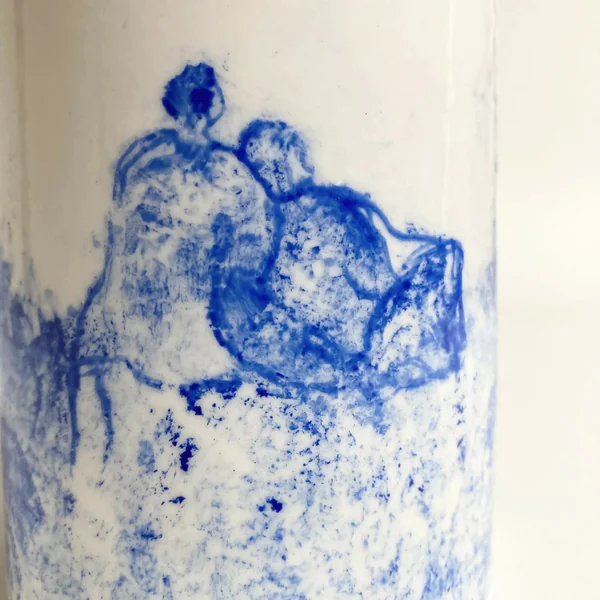 Vase couple méditant bleu