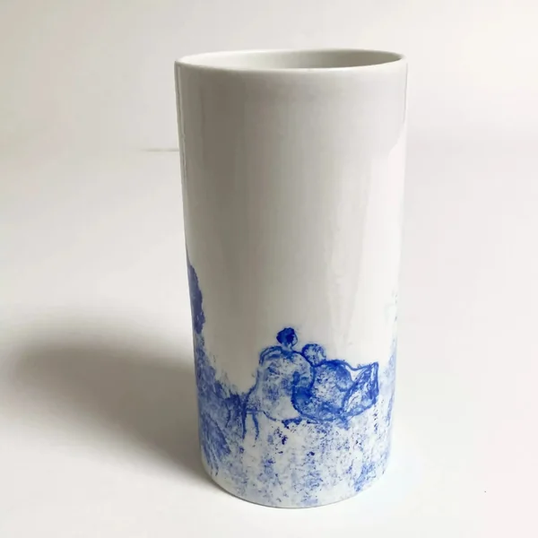 Vase couple méditant bleu