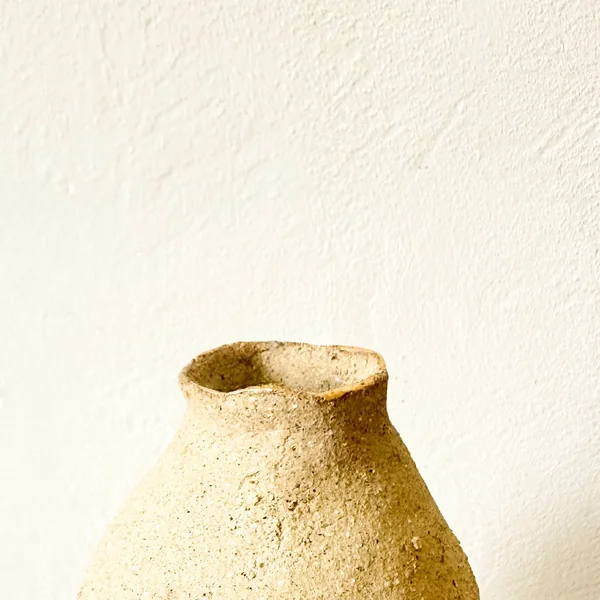Vase en grès brut et or
