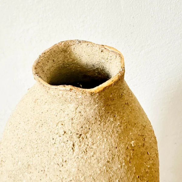 Vase en grès brut et or