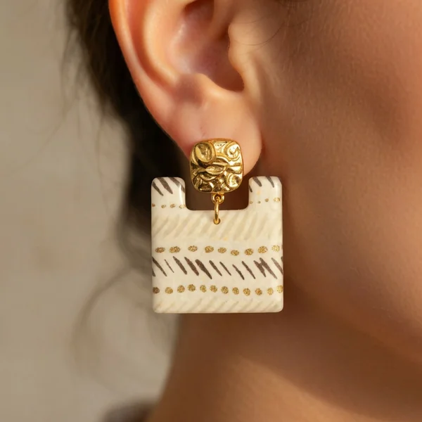 Écru & Or — boucles carrées évidées · hachures anthracite & pointillés dorés · clous martelés · fait main France 🇫🇷